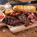 Saiba quais são as seis carnes que você precisa evitar no churrasco imagem