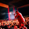 Samba, barbeiro e trancista: Tiee traz experiência do subúrbio carioca para Salvador imagem