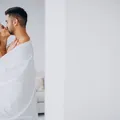 Sexo entre amigos fortalece a união; veja o que diz a ciência imagem