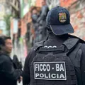 Suspeitos de homicídio são presos durante fuga na rodoviária de Salvador imagem