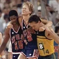 Técnico de time da NBA homenageia Oscar Schmidt em jogo imagem