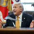 Trump anuncia envio de agentes de imigração para aeroportos dos EUA imagem