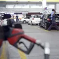 Vai faltar? Veja riscos aos combustíveis no Brasil com crise em Ormuz imagem