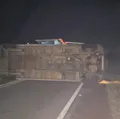 Van que levava banda de cantor capota em rodovia na Bahia imagem