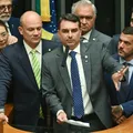 Vídeo: Filme sobre Bolsonaro gera bate-boca com Flávio no Congresso imagem