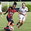 VÍDEO: Vitória faz gol contra em lance bizarro no Estádio Pituaçu imagem