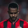 VÍDEO: zagueiro do Vitória deixa Fonte Nova sem conseguir apoiar o pé no chão imagem