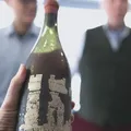 Vinho de 127 anos avaliado em R$ 600 mil é aberto e resultado surpreende imagem