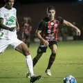 Vitória e Chape voltam a se enfrentar na Série A após 8 anos; relembre último jogo imagem