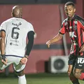 Volta dos três zagueiros? Vitória pode ter mudanças contra a Chape imagem