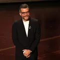 Wagner Moura e brasileiros brilham no tapete vermelho do Oscar imagem