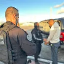 Casal líder de facção preso na Bolívia chega a Salvador; VÍDEO