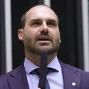 Eduardo Bolsonaro atuou como produtor de filme sobre o pai, diz jornal