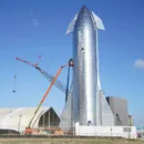 Elon Musk lança nave projetada para missões à Lua e a Marte; assista