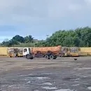 Ex-rodoviário invade garagem de ônibus em Salvador com caminhão