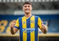 Acertado com o Bahia, atacante leva garrafada em clássico na Argentina imagem