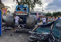 Acidente com "caminhão monstro" mata três pessoas e fere mais de 50