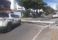 Acidente com veículo de prefeitura do interior provoca caos no Costa Azul