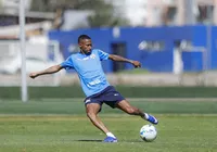 Ademir faz trabalho à parte e vira dúvida para jogo do Bahia