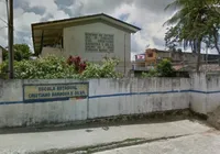Adolescente esfaqueia três colegas dentro de escola imagem