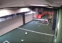 Adolescente salva amigo de descarga elétrica em condomínio; veja vídeo