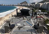 Ambulantes vendem sacos de areia para o show de Shakira; entenda imagem