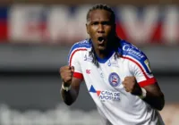Aos 40 anos, ex-Bahia brilha com hat-trick e comanda goleada histórica imagem