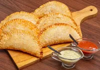 Apenas 2 ingredientes: aprenda a fazer massa de pastel econômica