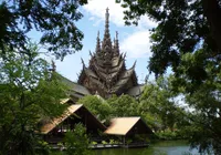 Apenas de encaixes: conheça o maior castelo de madeira do mundo