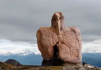 Artista baiana explora o imperfeito em esculturas únicas