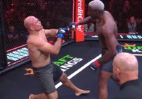 Atropelado! Lenda do UFC sofre nocaute avassalador em evento da Netflix