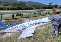 Avião a jato sai da pista e bate em barranco ao pousar em aeroporto imagem