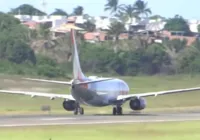 Avião estoura pneu em decolagem no Aeroporto de Salvador; veja vídeo imagem