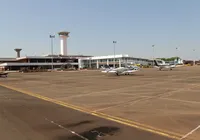 Avião que transportava R$ 15 milhões cai e moradores saqueiam dinheiro imagem