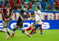 Bahia x Athletico: veja a revisão do VAR em pênalti polêmico anulado imagem