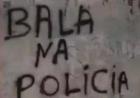 “Bala na Polícia”: jovens são detidos por pichar muros com siglas de facção na Bahia