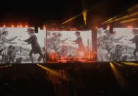 Banda faz protesto durante show contra guerra de Irã e Estados Unidos imagem