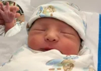 Bebê com "barbatana da sorte" viraliza nas redes sociais imagem