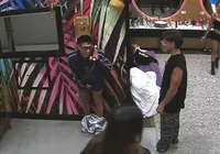 Brother abandona banheiro às pressas e atende Big Fone sem peça íntima imagem