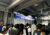 BRT atrasa abertura e deixa estações lotadas em Salvador imagem