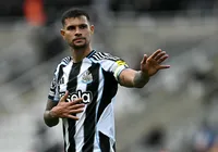 Bruno Guimarães tranquiliza torcida após deixar jogo com dores