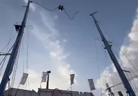 Cabo de brinquedo rompe e deixa crianças feridas em parque; veja vídeo imagem