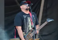 Cantor bolsonarista interrompe show e sai em defesa de Edson Gomes
