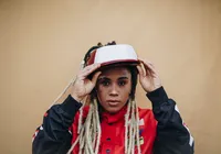 Capacetes para cabelos afro gratuitos são distribuídos em Salvador