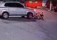 Carro atropela quatro crianças em condomínio de luxo