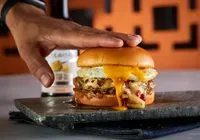 Casal combina receitas e cria hambúrguer de carbonara; faça em casa