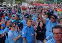 Chilenos "invadem" a Fonte Nova com festa para pegar o Bahia; assista