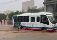 Chuva intensa alaga bairros e deixa moradores ilhados em Araci