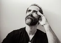 De jornalista a compositor: Dorea lança disco confessional e assume riscos no palco imagem