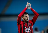 Defensor viaja e pode voltar a jogar pelo Vitória após sete meses imagem